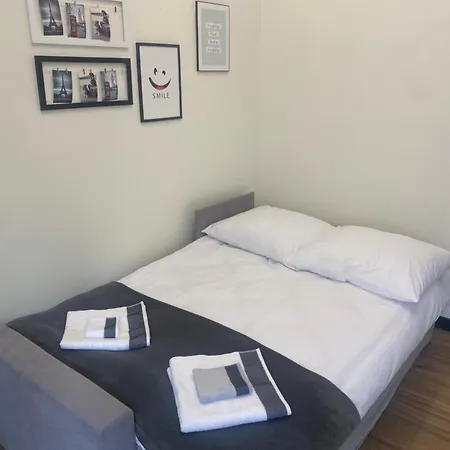 Apartament/kawalerka Dabrowskiego 22 アパート